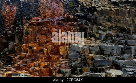 Gold- und Graubasaltsäulen im Studlagil Basalt Canyon in Ostisland Stockfoto