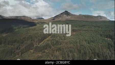 Schottlands Küstenlandschaft: Bäume und Straße mit Autos in der Nähe des Firth-of-Clyde Gulf. Herrliche Küste der Natur mit historischem Herit Stockfoto