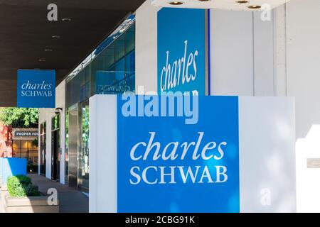 Charles Schwab unterzeichnen auf Hauptquartier.Charles Schwab Corporation ist eine amerikanische Bank und Aktienmaklerfirma - San Francisco, Kalifornien, USA - 2020 Stockfoto