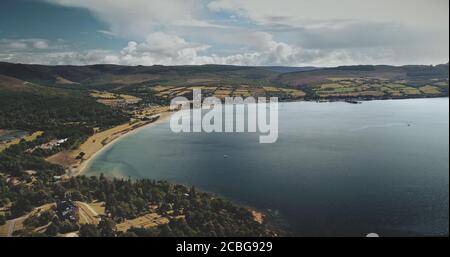 Schottlands Ozean, Brodick Harbour Luftaufnahme: Fähre, Schiffe, Boote. Majestätische Meereslandschaft des Piers am Firth-of-Clyde Golf. Naturlandschaft von weiten Wäldern Stockfoto