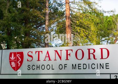 Stanford School of Medicine Schild am Eingang zum medizinischen Campus Gebäude im Silicon Valley - Palo Alto, California, USA - 2020 Stockfoto