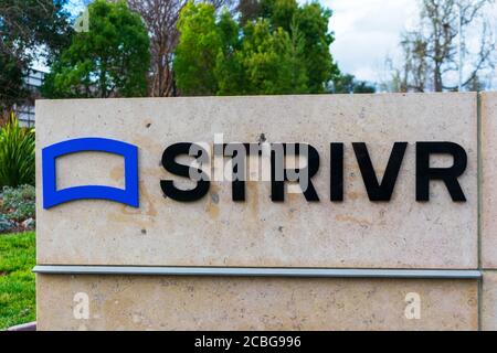 STRIVR-Logo und -Zeichen am Hauptsitz im Silicon Valley. Strivr ist der weltweit führende Anbieter von VR zur Schulung von Einzelpersonen und zur Leistungssteigerung - Palo Alto, Califor Stockfoto