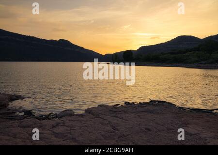 Panorama des Sauer Stausees in goldener Stunde an einem seiner Punkte. Katalonien, Spanien. Stockfoto