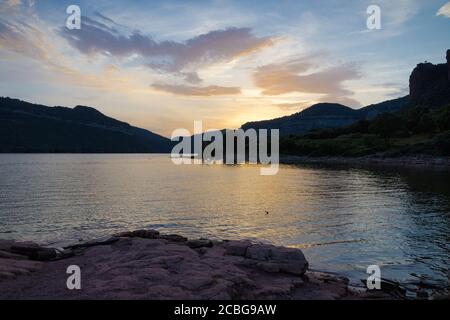 Panorama der blauen Stunde des Sonnenuntergangs am Sommertag im Stausee Sau, Katalonien, Spanien. Stockfoto