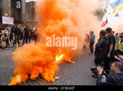 Kiew, Ukraine. August 2020. Während einer Kundgebung der Solidarität mit den Protesten in Belarus vor der belarussischen Botschaft in Kiew, Ukraine, am 13. August 2020 verbrennen Menschen Rauchgranaten. Quelle: Serg Glovny/ZUMA Wire/Alamy Live News Stockfoto