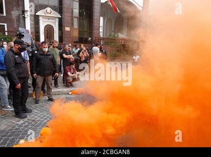 Kiew, Ukraine. August 2020. Während einer Kundgebung der Solidarität mit den Protesten in Belarus vor der belarussischen Botschaft in Kiew, Ukraine, am 13. August 2020 verbrennen Menschen Rauchgranaten. Quelle: Serg Glovny/ZUMA Wire/Alamy Live News Stockfoto