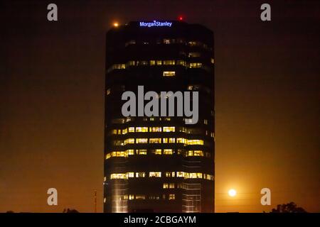 Die Morgan Stanley Gebäude in Oxnard, Kalifornien mit dem großen Vollmond Mai 2012 genannt Supermoon Stockfoto