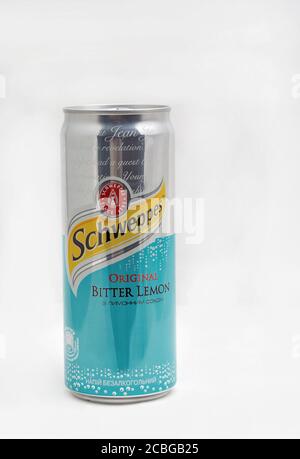 KIEW, UKRAINE - 31. DEZEMBER 2019: Schweppes Bitter Lemon Original kann vor weißem Hintergrund verschließenwerden. Schweppes ist eine Schweizer Getränkemarke, die s ist Stockfoto