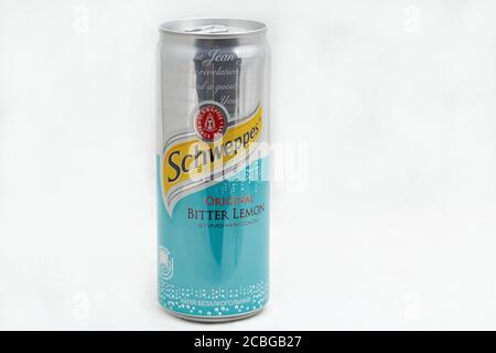 KIEW, UKRAINE - 31. DEZEMBER 2019: Schweppes Bitter Lemon Original kann vor weißem Hintergrund verschließenwerden. Schweppes ist eine Schweizer Getränkemarke, die s ist Stockfoto