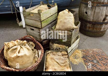 Historische alte Holzkisten, hessische Säcke Holzfass, wie es im 19. Jahrhundert in der SS Great Britain Museum in der Schifffahrt verwendet worden wäre Stockfoto