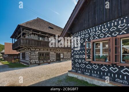 Verzierte Holzhäuser im Dorf Cicmany, Strážov Gebirge, Zilina Region, Slowakei Stockfoto