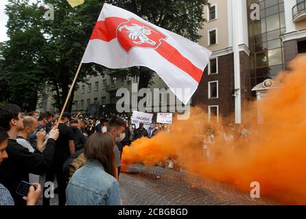 Kiew, Ukraine. August 2020. Während einer Kundgebung der Solidarität mit den Protesten in Belarus vor der belarussischen Botschaft in Kiew, Ukraine, am 13. August 2020 verbrennen Menschen Rauchgranaten. Quelle: Serg Glovny/ZUMA Wire/Alamy Live News Stockfoto