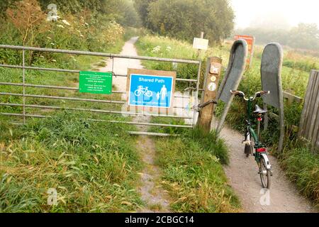 August 2020 - Britisches Faltrad Brompton auf Trails bei Glastonbury. Stockfoto