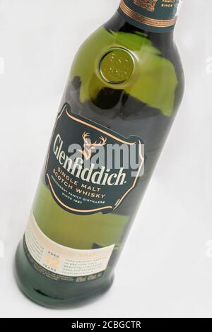 KIEW, UKRAINE - 17. AUGUST 2019: Flasche Glenfiddich Scotch Single Malt Whisky in Nahaufnahme gegen Weiß. Glenfiddich bedeutet "Tal des Hirsch" in Gael Stockfoto