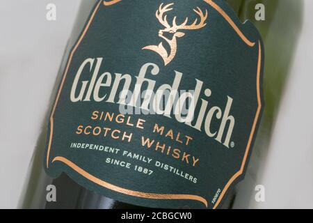 KIEW, UKRAINE - 17. AUGUST 2019: Flasche Glenfiddich Scotch Single Malt Whisky in Nahaufnahme gegen Weiß. Glenfiddich bedeutet "Tal des Hirsch" in Gael Stockfoto