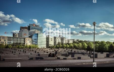 Denkmal für die ermordeten Juden mit Potsdamer Platz im Hintergrund - Berlin, Deutschland Stockfoto