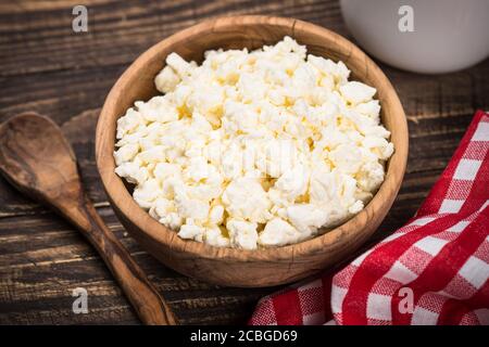 Quark oder Quark am Holztisch. Stockfoto