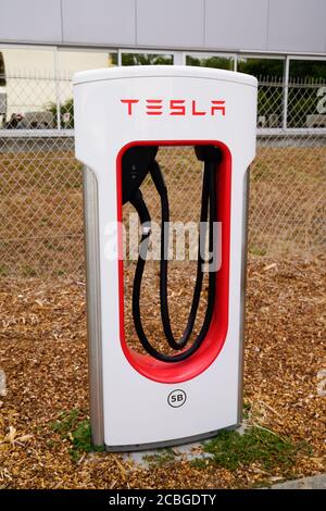 Bordeaux , Aquitaine / Frankreich - 07 30 2020 : tesla Ladegerät EV Elektroauto an der Supercharger Ladestation mit Netzkabelanschluss eingesteckt Stockfoto