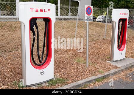 Bordeaux , Aquitaine / Frankreich - 07 30 2020 : Tesla Kompressor weiß rot Station Laden von Fahrzeug Elektroauto ve Ladegerät Stockfoto