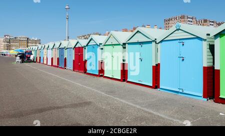 Brighton, Großbritannien - 11. August 2020: Bunte Strandhütten auf dem Abschlussball in Hove. Stockfoto