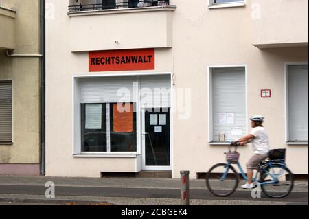 Symbolfoto: Ein Radfahrer vor einer Anwaltskanzlei; symbolisches Foto: Ein Radfahrer vor einer Anwaltskanzlei; Stockfoto