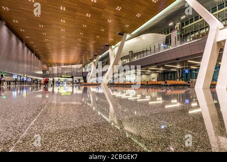 DOHA, KATAR - 16. AUGUST 2019: Innenraum des Hamad International Airport. Der Flughafen wurde am 30. April 2014 mit einem feierlichen Flug von Qatar Airways eröffnet. Stockfoto