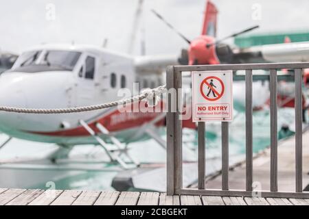 Kein Eintrittsschild - Gefahrenbereich im Flughafen, Seetaugrotor, nur autorisiertes Personal, eingeschränkter Bereich Stockfoto