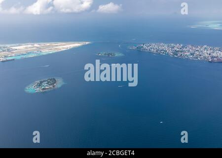 Die Hauptstadt der Malediven vom Himmel aus. Luftaufnahme auf männlich die Hauptstadt der malediven. Überfüllte Insel im indischen Ozean blaues Meer Stockfoto