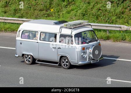 2011 silberweißer VW Volkswagen; Caravans und Reisemobile, Wohnmobil auf britischen Straßen, Wohnmobil-Freizeitfahrzeug, Familienurlaub, Caravanetteurlaub, Touring-Caravan-Urlaub, kombi-Van-Umbauten, Vanagon autohome, Leben auf der Straße, Volkswagen Bay Window Dormobile Stockfoto