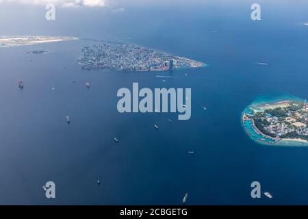 Die Hauptstadt der Malediven vom Himmel aus. Luftaufnahme auf männlich die Hauptstadt der malediven. Überfüllte Insel im indischen Ozean blaues Meer Stockfoto