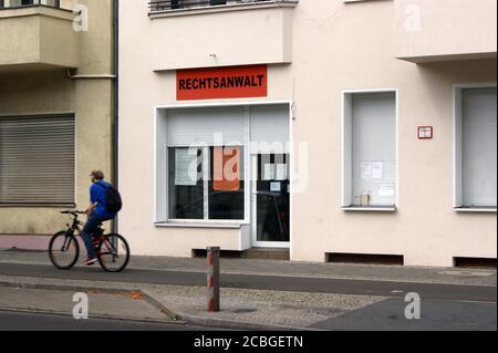 Symbolfoto: Ein Radfahrer vor einer Anwaltskanzlei; symbolisches Foto: Ein Radfahrer vor einer Anwaltskanzlei; Stockfoto