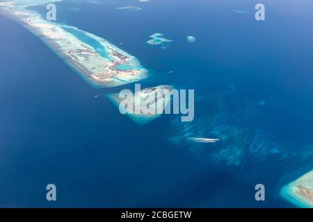 Wunderschöne tropische Insel. Luftaufnahme auf tropischen Inseln im Indischen Ozean, Atolle mit Korallenriff. Exotische Seenlandschaft Stockfoto