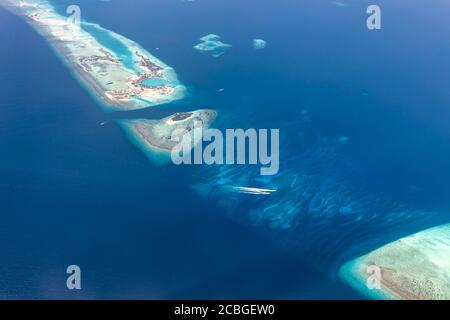 Wunderschöne tropische Insel. Luftaufnahme auf tropischen Inseln im Indischen Ozean, Atolle mit Korallenriff. Exotische Seenlandschaft Stockfoto