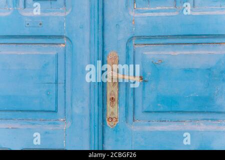 Textur der alten Tür. Abblätternde Farbe an den Holztüren Stockfoto