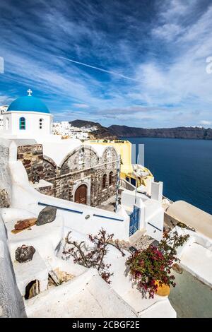 Blick auf Oia das schönste Dorf der Insel Santorini in Griechenland im Sommer. Griechische Landschaft, Abenteuer Sommerurlaub Stockfoto