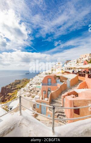 Blick auf Oia das schönste Dorf der Insel Santorini in Griechenland im Sommer. Griechische Landschaft, Abenteuer Sommerurlaub Stockfoto