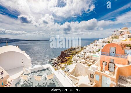 Blick auf Oia das schönste Dorf der Insel Santorini in Griechenland im Sommer. Griechische Landschaft, Abenteuer Sommerurlaub Stockfoto