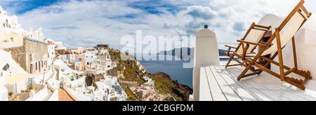Blick auf Oia das schönste Dorf der Insel Santorini in Griechenland im Sommer. Griechische Landschaft, Abenteuer Sommerurlaub Stockfoto