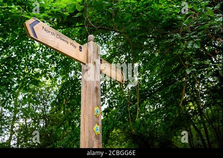 Ein Schild auf dem North Downs Way in der Nähe von Woldingham in Surrey, England, Großbritannien. Die North Downs ist Teil der Surrey Hills Gegend von Outstanding Natural Beauty. Stockfoto