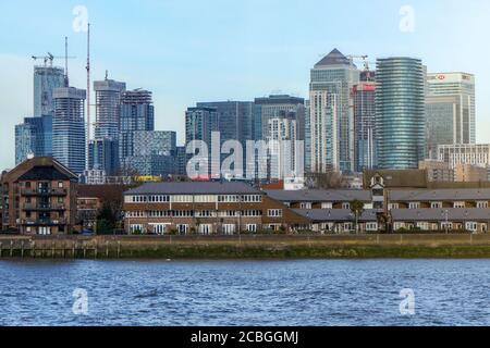 London, Großbritannien - 03 Februar, 2019: Blick über die Themse auf Canary Wharf, major Financial District, mit Wohnbauten im Vordergrund Stockfoto