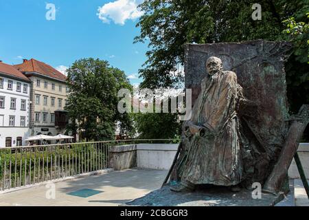 Ljubljana, Slowenien - 16. Juli 2018: Ivan Hribar Statue Skulptur auf dem Justizplatz, Ljubljana, Slowenien Stockfoto