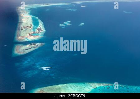 Luftaufnahme auf tropischen Inseln. Luftbild des wunderschönen Paradieses Malediven tropischen Strand auf der Insel. Sommer- und Reiseurlaubskonzept. Stockfoto