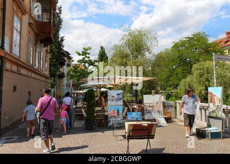 Ljubljana, Slowenien - 16. Juli 2018: Ein Künstlerstand auf einer Straße am Fluss Ljublijanica in Ljubljana, Slowenien Stockfoto