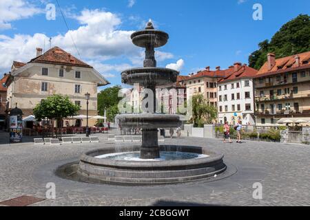 Ljubljana, Slowenien - 16. Juli 2018: Wasserbrunnen in Novi Trg, Justizplatz, Ljubljana, Slowenien Stockfoto