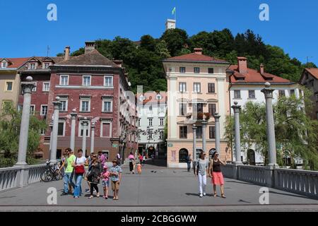 Ljubljana, Slowenien - 16. Juli 2018: Kopfsteinpflasterbrücke im Zentrum von Ljubljana im Sommer, Slowenien Stockfoto