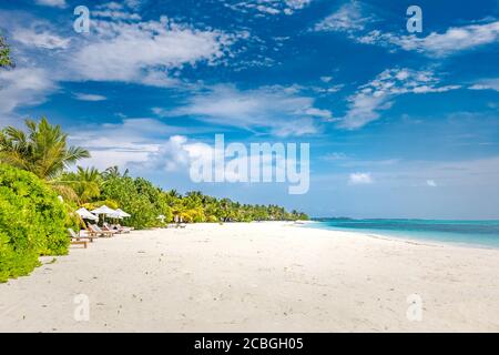 Schöner tropischer Strand mit weißem Sand, Palmen, türkisfarbenem Meer gegen blauen Himmel mit Wolken am sonnigen Sommertag. Perfekter Hintergrund im Querformat Stockfoto