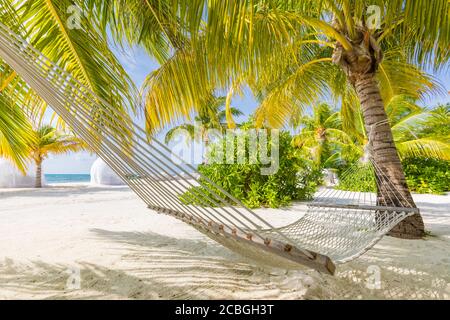 Strandhängematte zwischen Palmen am wunderschönen tropischen Strand, Ruhe und Entspannung Sommer Reise Urlaubskonzept. Stockfoto