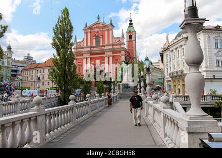 Ljubljana, Slowenien - 16. Juli 2018: Blick auf die Franziskanerkirche über die Tromostovje oder die Dreifachbrücken im Zentrum von Ljubljana, Slowenien Stockfoto