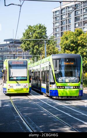 Zwei Straßenbahnen kreuzen sich in South London, Croydon Stockfoto