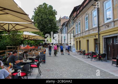 Ljubljana, Slowenien - 16. Juli 2018: Café und Kneipen entlang Petkovskovo Nabrezje am Fluss Ljublijanica, in Ljubljana, Slowenien Stockfoto